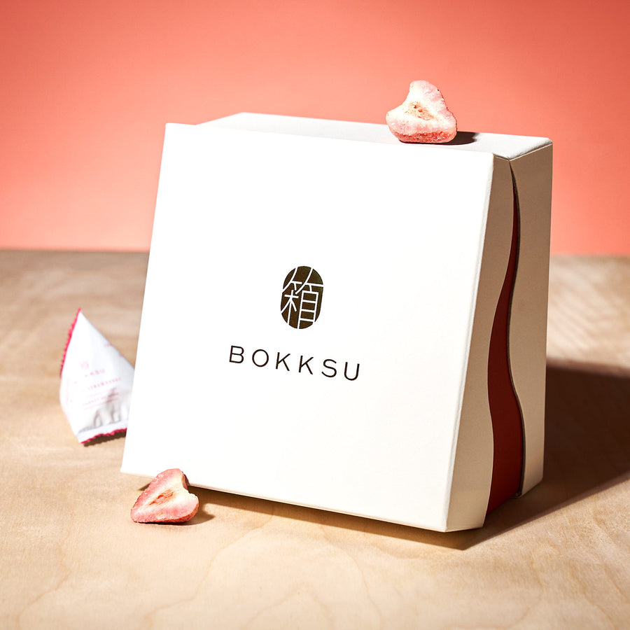 Bokksu White Chocolate Strawberry - Gift Box (12 Pieces)
